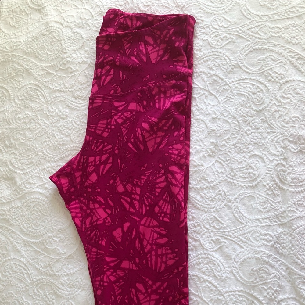 OLD NAVY ACTIVE Woman’s XL/TG cropped legging. Fuscia with geometric pattern